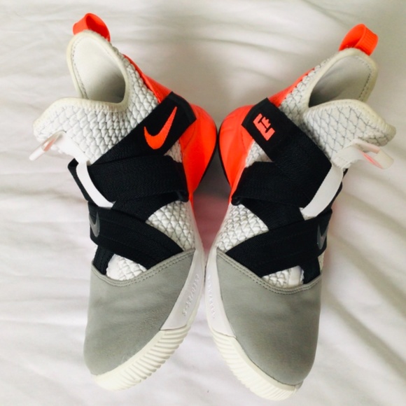 Youth Lebron Soldier XII SFG (GS) Size 5Y - Picture 4 of 6